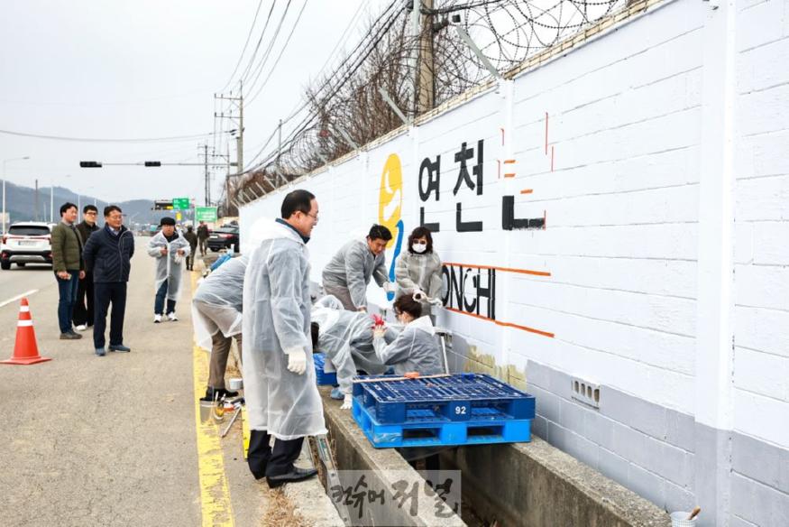 연천군 민·관·군 함께 군부대 담장 새롭게 단장 (2).jpg