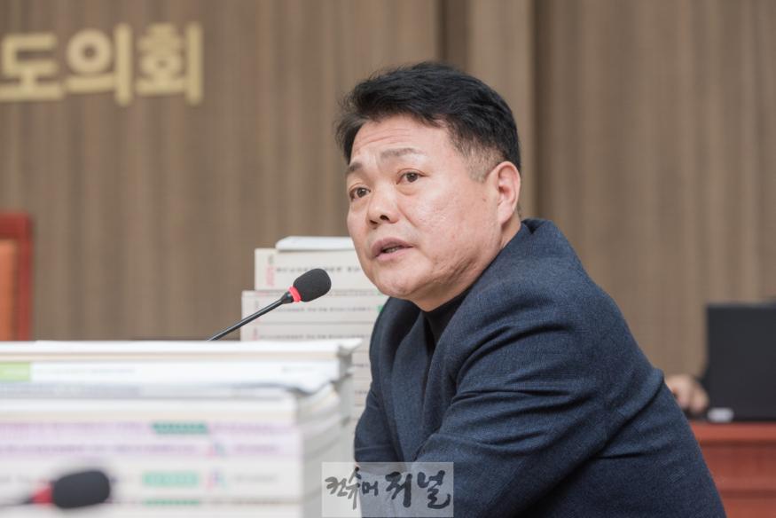 (사진자료)이인규 부위원장, 경기도교육청 수의계약 자료 불일치...“교육 행정 신뢰성 문제 제기”.jpg