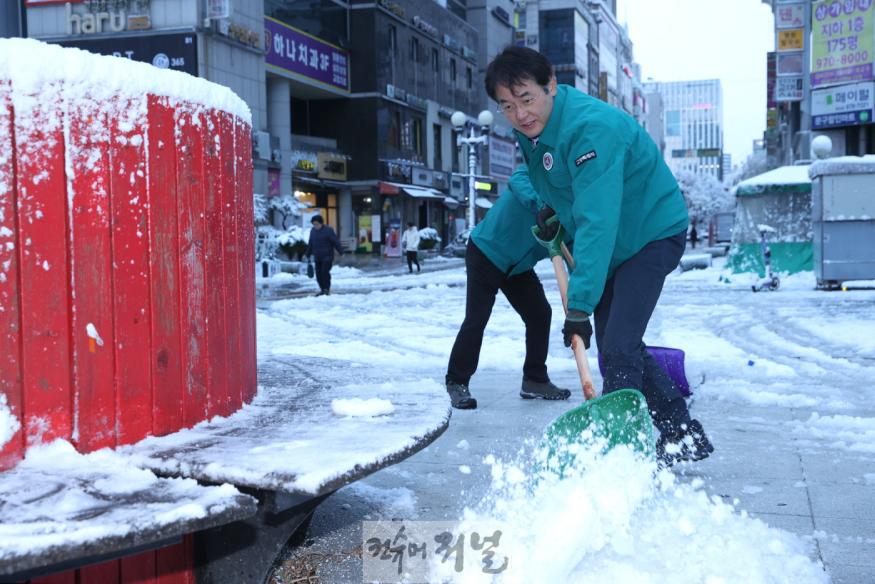 1.이동환 고양특례시장, 간부회의 취소 후 제설작업 현장 방문.jpg