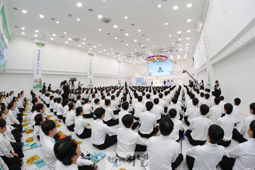 2_27일_신천지_영등포교회에서_정오_예배가_열린_가운데_성도들이_이만희_총회장의_설교를_듣고_있다_.jpg