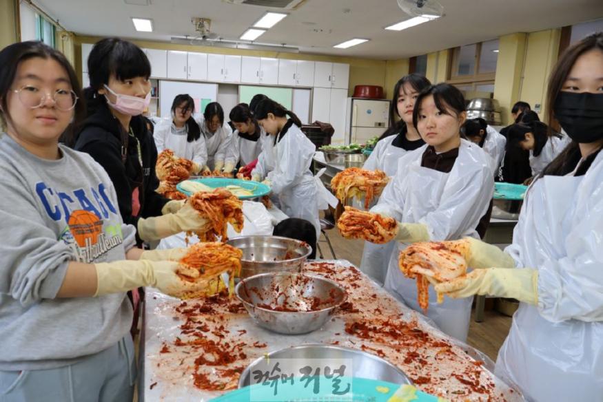 [1129 보도자료]의정부여자중학교, 김장김치로 지역사회에 온정 나눔 실천 사진 (4).jpg