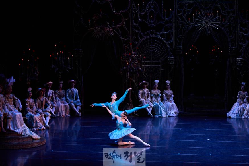 [공연사진] 잠자는 숲속의 미녀 中 파랑새 파드되(임선우, 서승윤)_ⓒUniversal_Ballet_photo_by_Kyoungjin_Kim.jpg