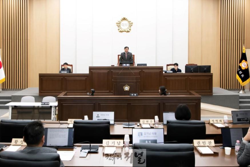 02 제249회 임시회 본희의장.jpg