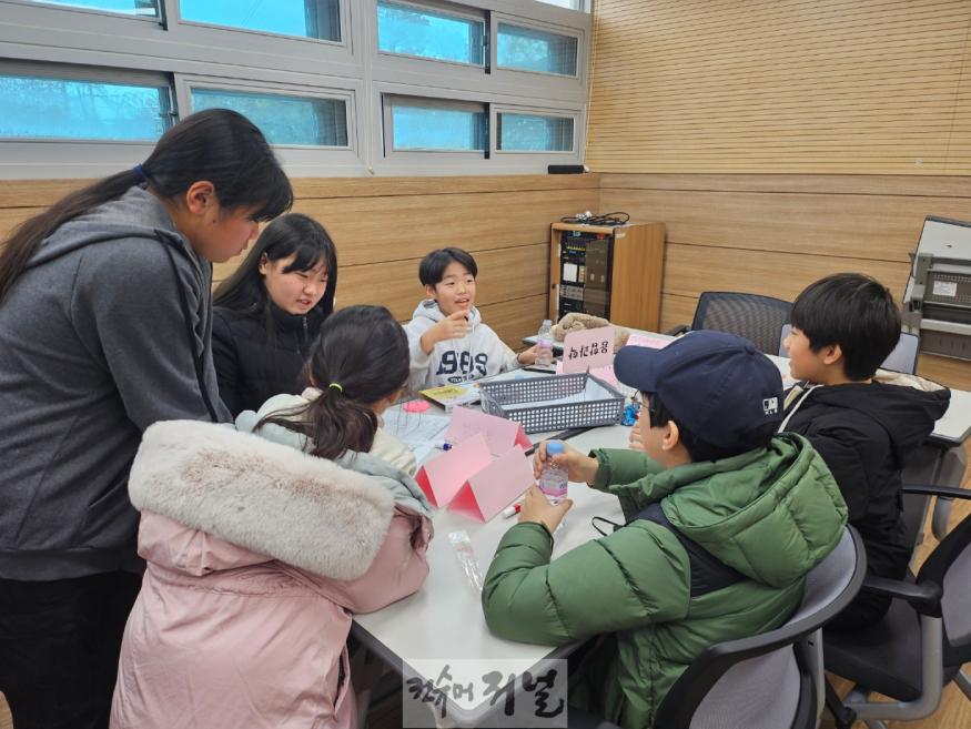 241206_학생이_배우고_싶은_주제_제안하면_경기공유학교에서_배울_수_있어요(사진)_워크숍_활동_(2).jpg