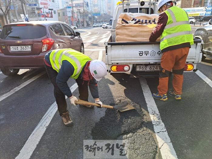1-5. 수로원 도로파손 보수작업.jpg