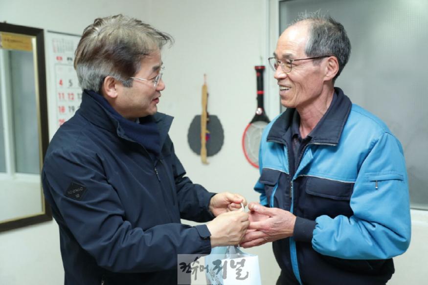 2-2. 지난 설 취약가정을 찾은 이동환 고양시장.jpg