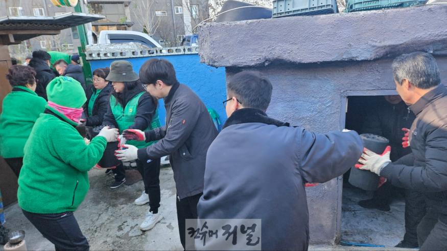 4. 동두천시 생연2동 새마을남녀지도자, 마음 따뜻한 연탄 400장 전달(2).jpg