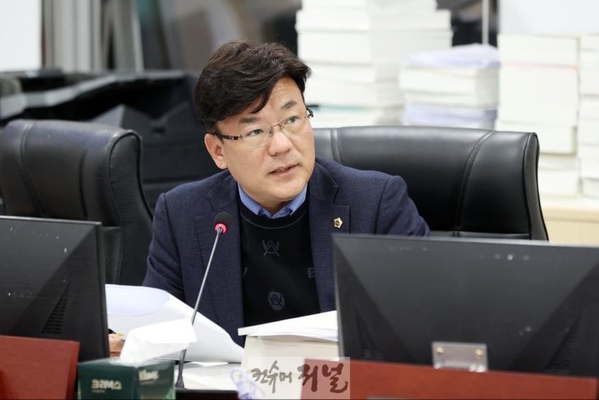 241210 최만식 의원, IB엔 돈 쓰고 교사엔 인색 날선 비판 (1).jpg