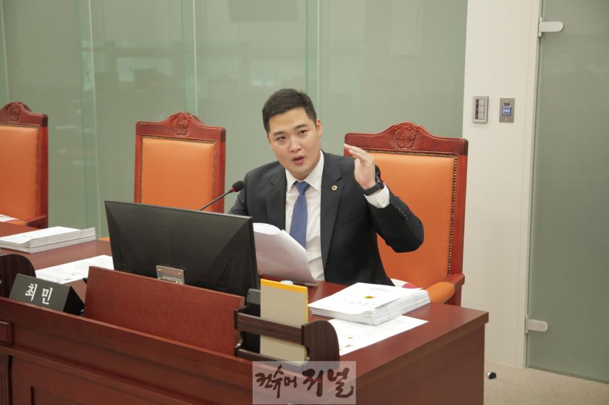241211 최민 의원, 유보통합준비단 대상으로 2025년 예산에 0-2세 유아급식비 감액을 질타.jpg