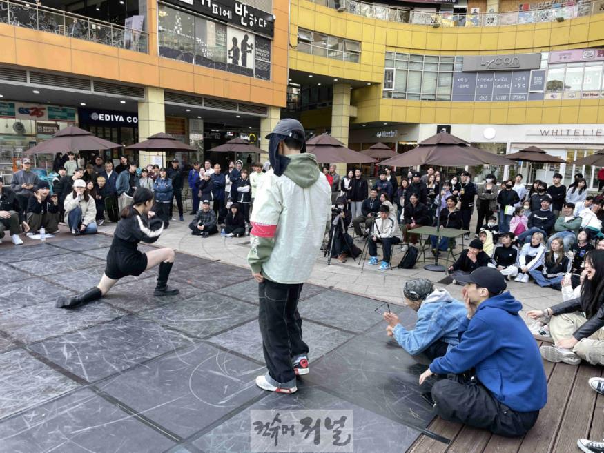 (구와동)1-2. 지난해 리모델링을 마치고 올해 본격적으로 공연이 진행 중인 웨스턴돔 내 무대 공연 모습.jpg