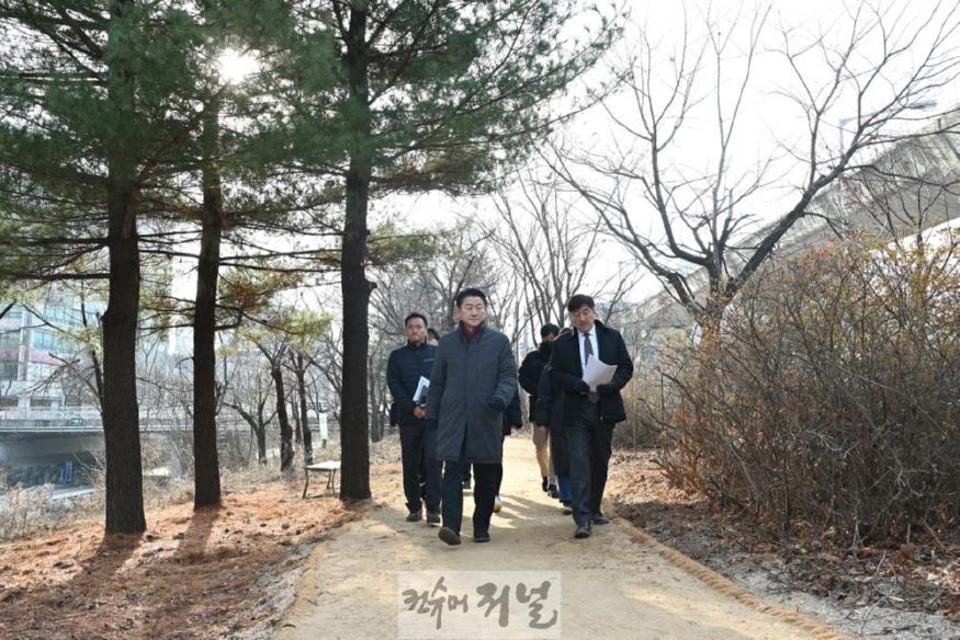 3.녹지산림과(김동근 의정부시장, 부용천 녹지대 오솔길 조성 현장점검).jpg