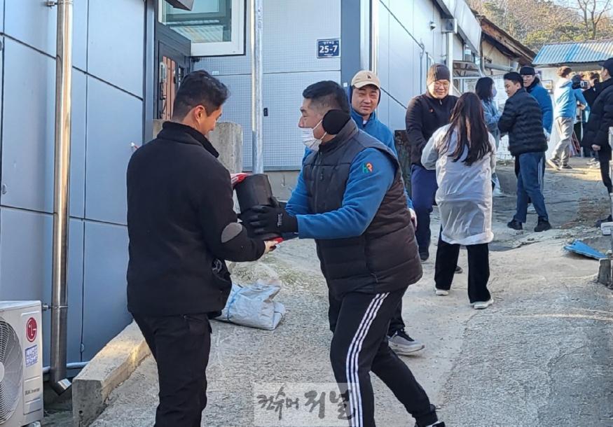 보도자료6 신현동, 사랑의 연탄나눔 봉사로 따듯한 온기 전달.jpg