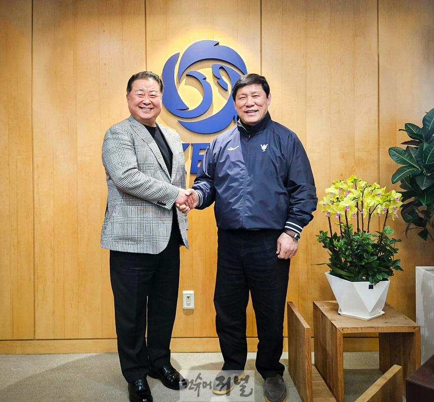 2. 김경일 파주시장, 허구연 한국야구위원회(KBO) 총재와 환담.jpg