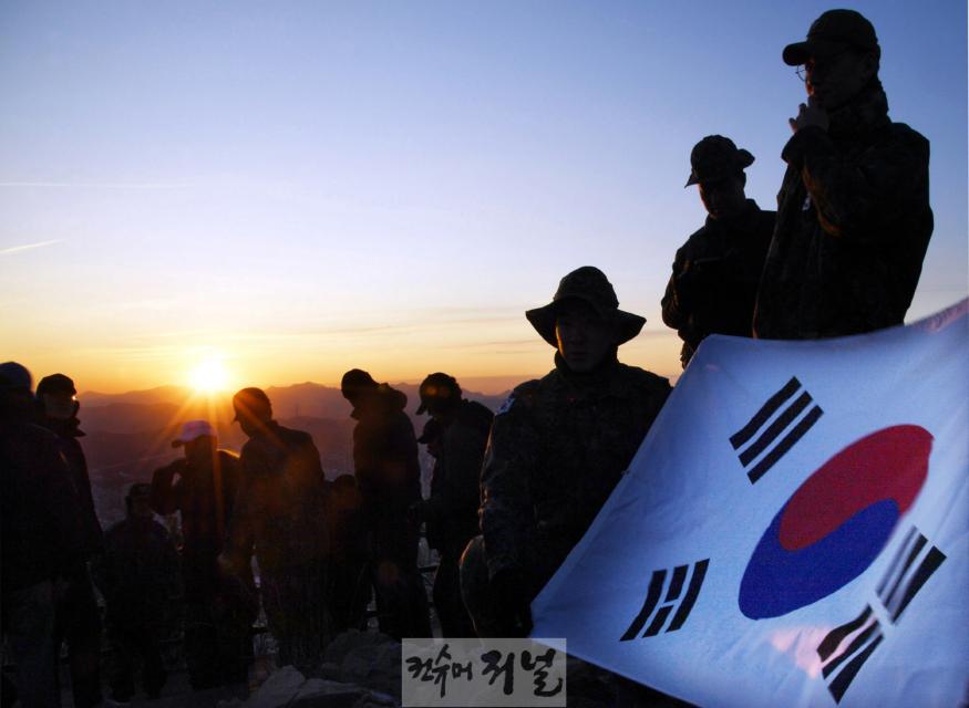 기획보도 사진2_새해 첫 소래산 일출을 즐기는 산행객들.jpg