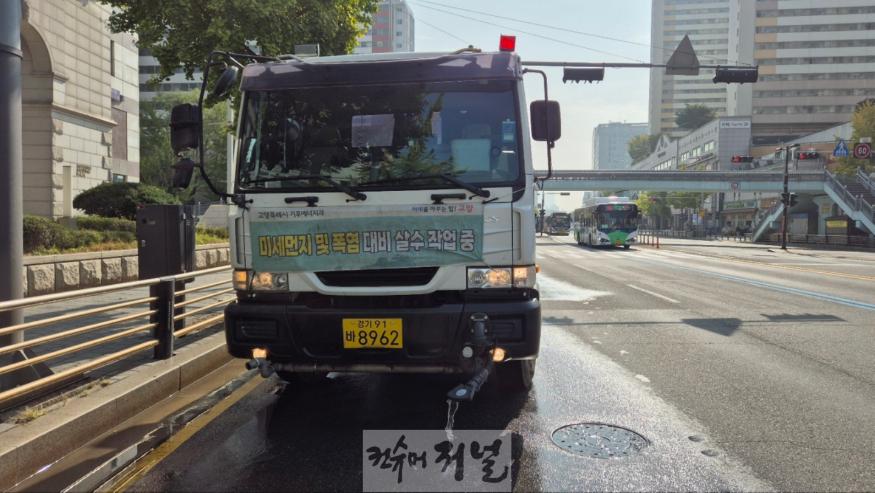 1-4.도로재비산먼지 방지 살수차 운행.jpg