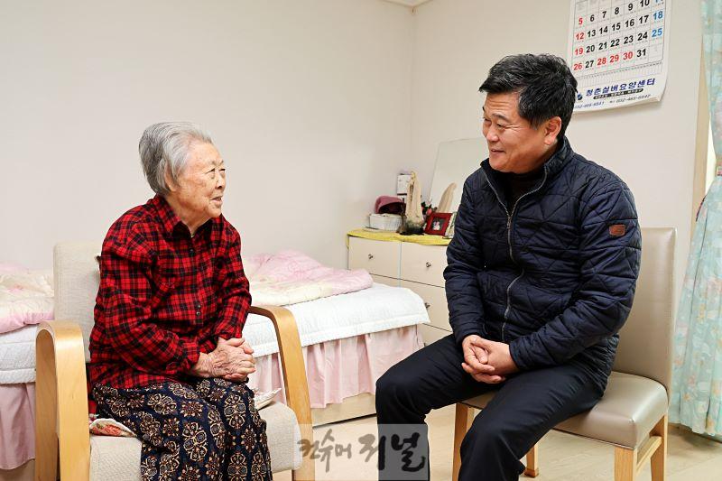 (1) 박종효 남동구청장, 102세 홀몸어르신과 다섯자녀 가정 안부 방문.jpg