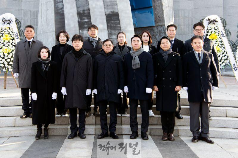 2025.01.02 김포시의회 현충탑 탐배.jpg