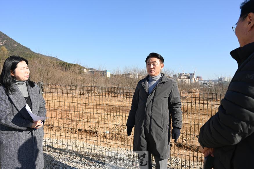 1.주차관리과(의정부시, 대형차량 임시주차장 2개소 230면 운영 개시)1-김동근 시장  캠프 카일 임시주차장 부지 현장방문.jpg