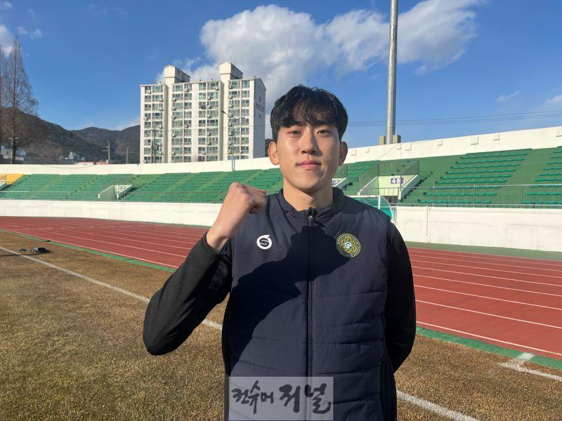 사진1. 전지훈련지에서 촬영 중인 이인재.jpg