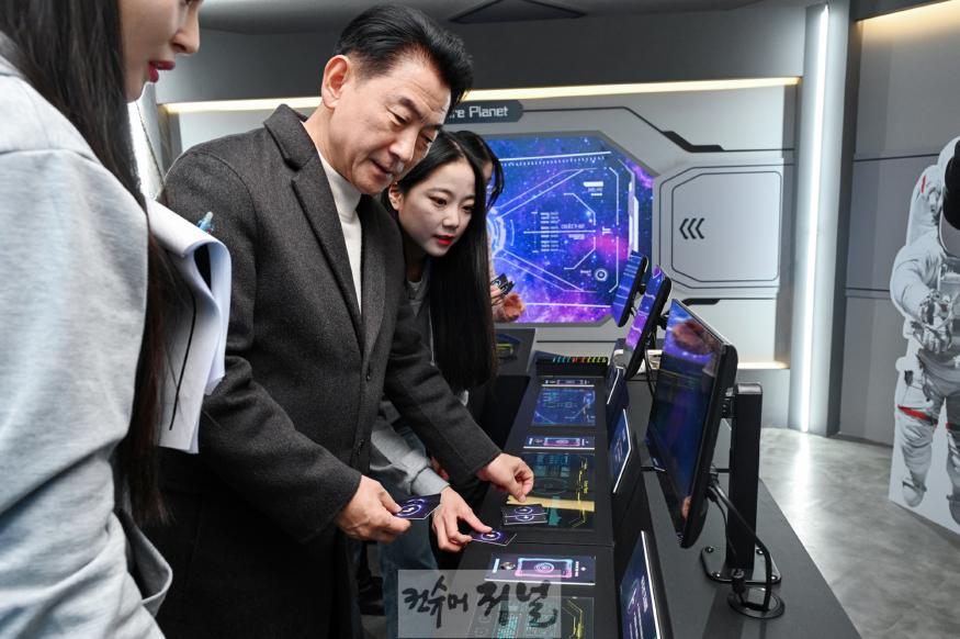 1.도시개발과(김동근 의정부시장, 청소년 위한 ‘퓨처플라넷2050(미래직업체험) 팝업스토어’ 방문)1.JPG