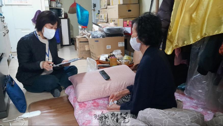 1-5. 주거취약계층 가정 방문 상담.jpg