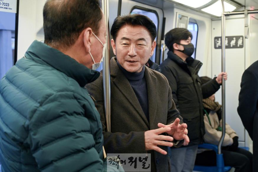 1.철도교통과(김동근 의정부시장, 경전철 타고 시민 의견 청취)1.JPG