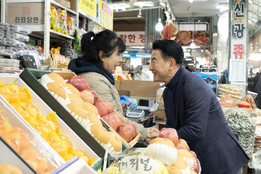 1.기업경제과(김동근 의정부시장, 설 명절 앞두고 전통시장 상인들 목소리 청취)1.jpg