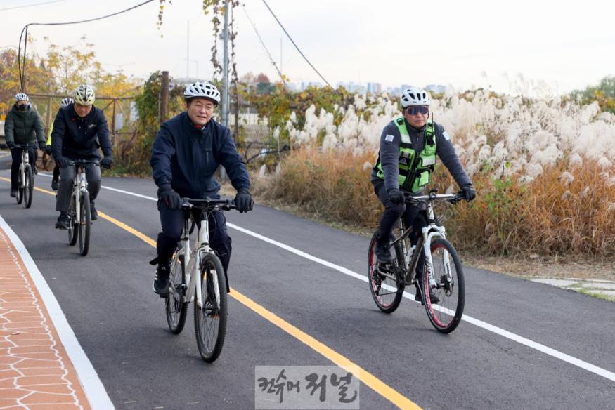 1-1. 한강에서 시민들과 자전거를 타는 이동환 고양특례시장(전면 왼쪽).jpg