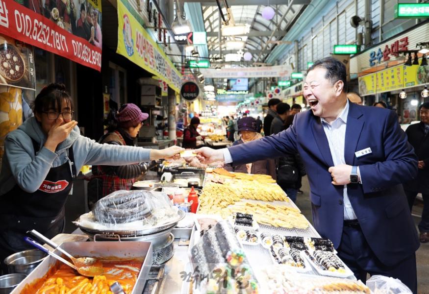 1.금촌전통시장을 방문한 김경일 파주시장.jpg