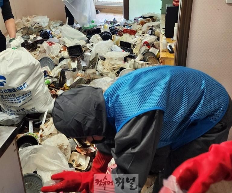 1.복지정책과(의정부시, 2025년 저장강박 의심 가구 주거환경 특수 청소사업 시행)1-청소중.jpg