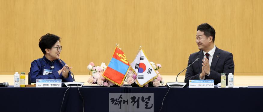 250204 김진경 의장, 4일 몽골 다르항올도의회 대표단 접견 (1).jpg