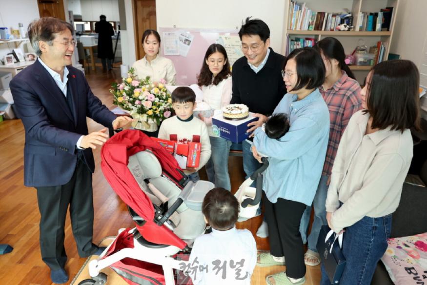 1. 고양시, 저출생 대응 위한 맞춤형 지원 (3)일곱째 출산가정 방문.jpg