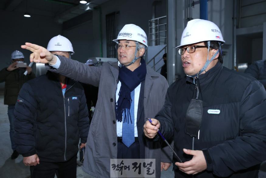1-1. 삼송수질복원센터를 점검하고 있는 이동환 고양특례시장.jpg
