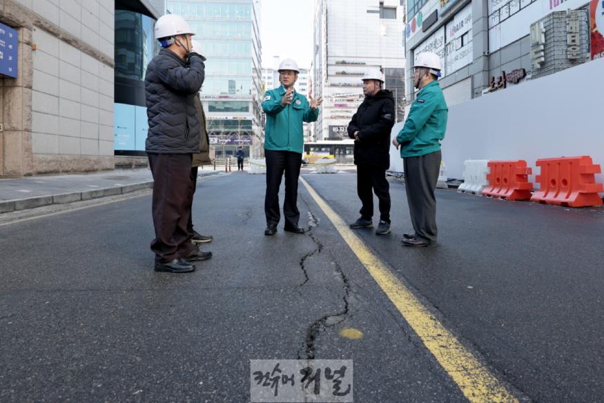 1-2. 지난해 도로 균열 현장을 점검 중인 이동환 시장.jpg