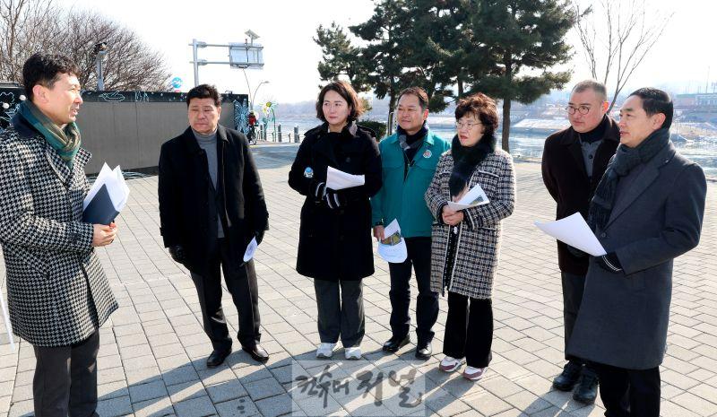 20250211 제258회 임시회 자치도시위원회 현장점검_아라벳길 청보리밭 (17).jpg