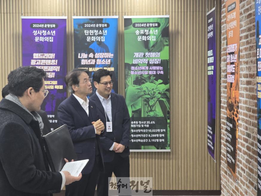 1-5. 고양시청소년재단 성과 홍보물 관람 중인 이동환 시장.jpg