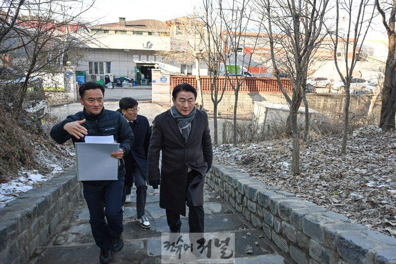 2.녹지산림과(김동근 의정부시장, 용현산업단지 완충녹지 산책로 현장 점검)1.jpg