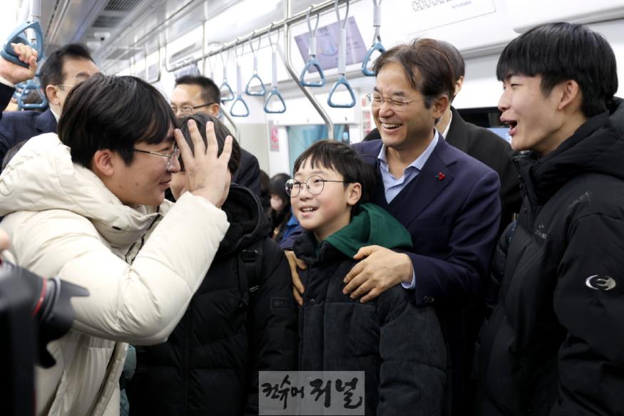 1-2. 시민들과 함께 GTX-A에 시승한 이동환 고양시장.jpg