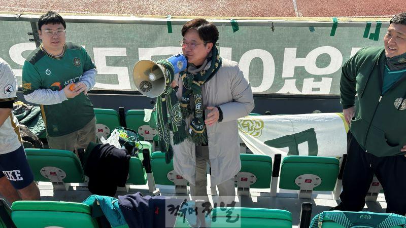 사진1. 서포터즈 골든크루와 함께 응원중인 김병수 김포시장.jpg
