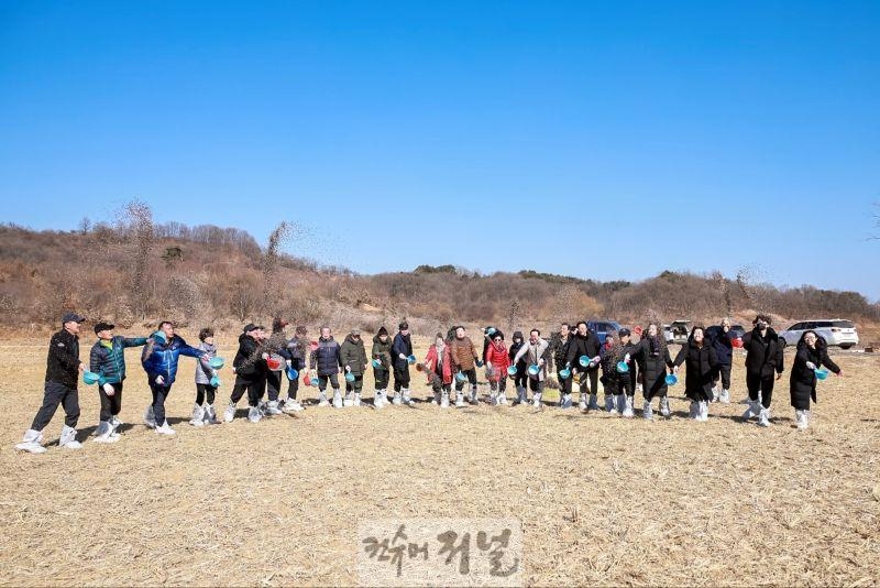 연천군 두루미 먹이주기 행사…“철새 도래지 청정 환경 보존”.jpg