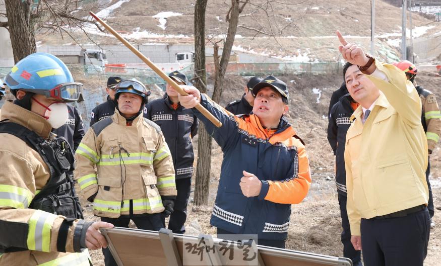 250225 김진경 의장, 서울세종고속도로 사고 현장 찾아 재발 방지 및 신속한 피해 복구에 최선 다하겠다   (3).jpg