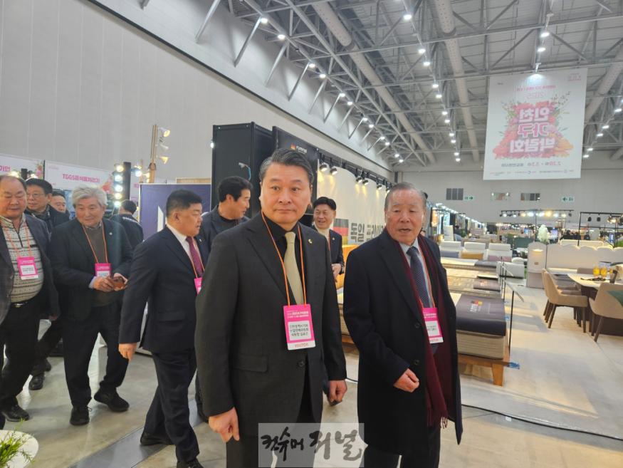 (사진)인천시의회 산경위, 2025년 인천 가구박람회 방문.jpeg