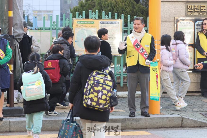250306_정해권_의장_옥련초등학교_교통안전_봉사_082531070.jpg