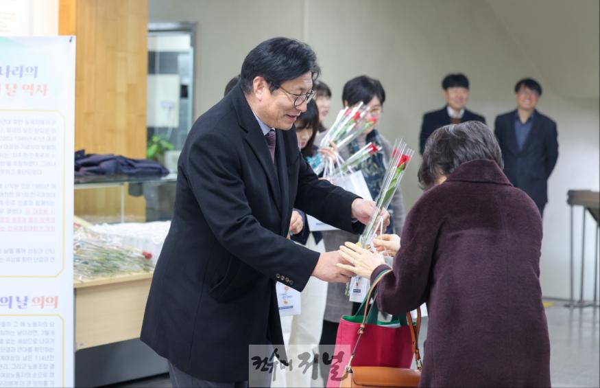 6. 인천광역시교육청, 세계 여성의 날 맞아 ‘빵과 장미’ 나눔 행사.jpg