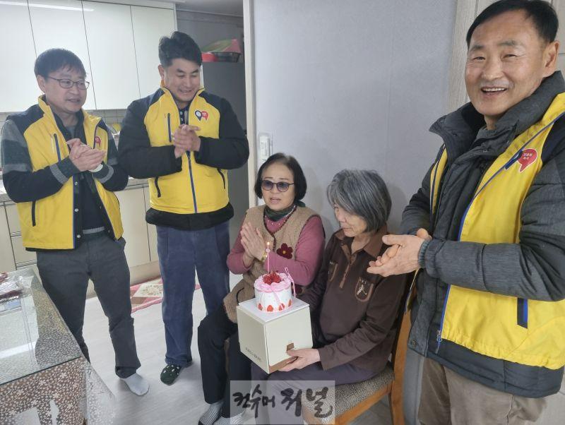 전곡읍지역사회보장협의체, 고위험 가구 일촌맺기 대상자 생일 케이크 지원.jpg
