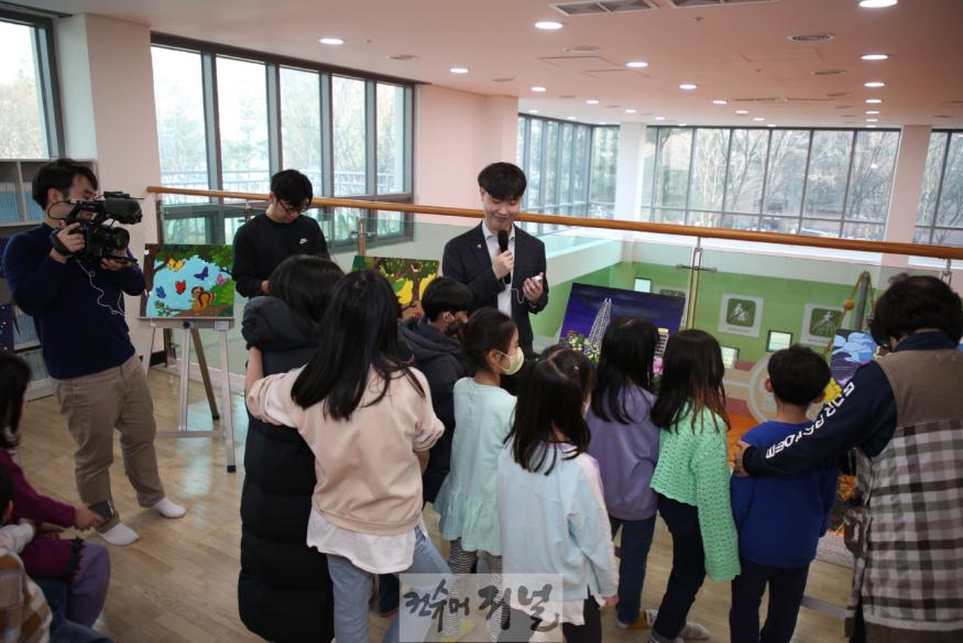 기획보도 사진2_숨쉬는놀이터 개관 전시회에서 아이들과 만나고 있는 김채성 작가.JPG