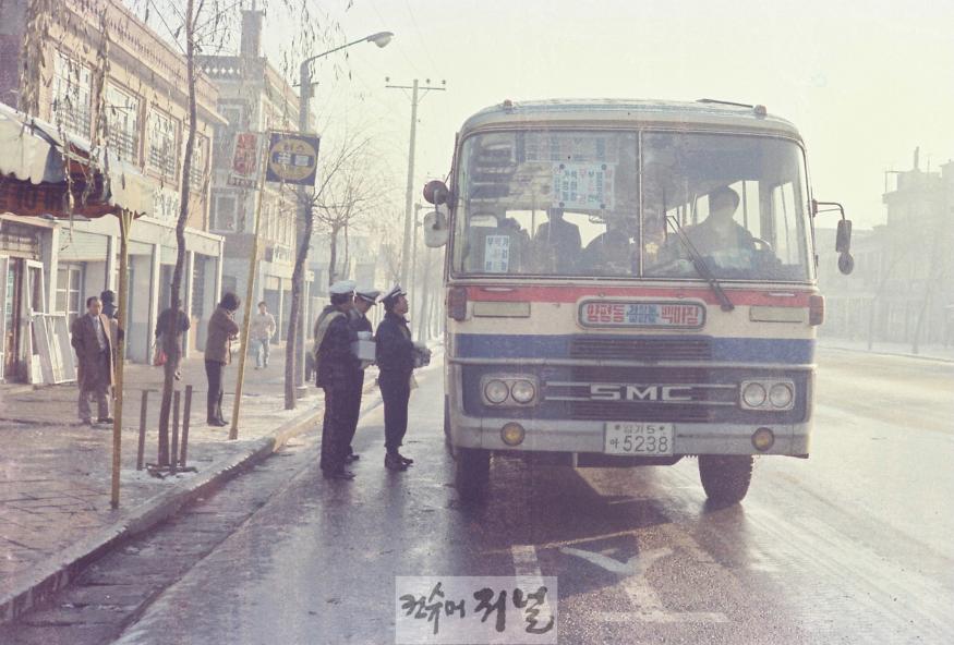 1. 부평구, 개청 30주년 기념 ‘옛 사진 공모전’ 성황리에 종료2(우수_70년_모범운전자회에서_출근버스격려-한민지 씨).jpg