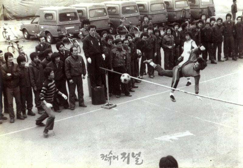 1. 부평구, 개청 30주년 기념 ‘옛 사진 공모전’ 성황리에 종료3(우수_대우자동차_근무_중인_아버지의_족구하시는_모습-최윤희 씨).jpg