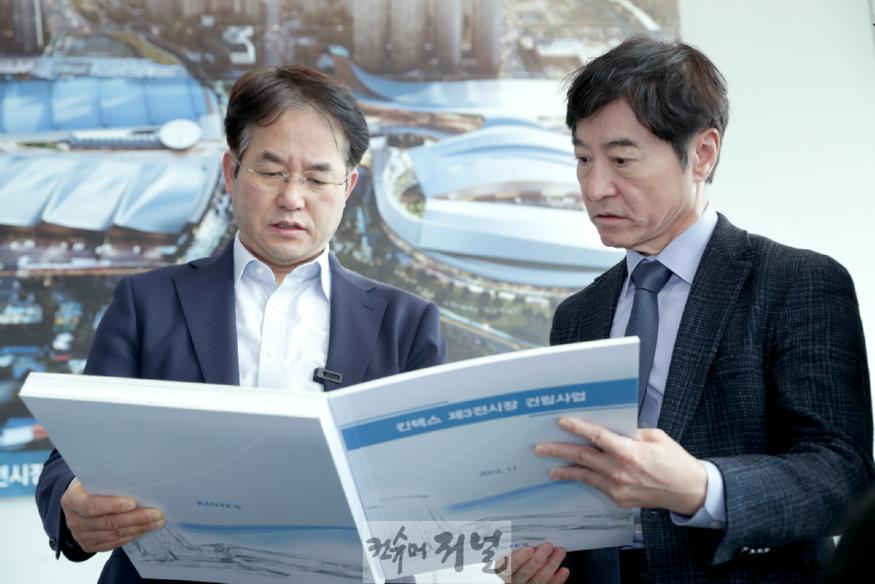 1-1. 킨텍스 제3전시장 건립사업을 살펴보고 있는 이동환 고양특례시장.jpg