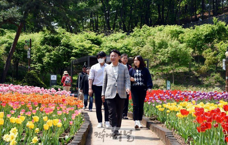 1.녹지산림과(의정부시, ‘의정부럽(Love) 도시숲 프로젝트’로 녹색도시 혁신)3-직동근린공원 초화원 현장 점검.JPG